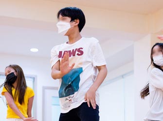 [Small Group Tour] K-pop tour(K-pop Dance lesson, Market, K-Entertainment Headquarter, Hanbok Experience)